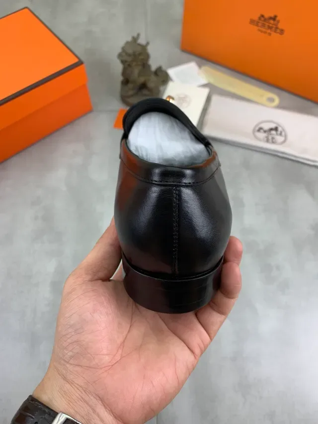 Hermès Oran Mocassins en cuir noir avec boucle dorée 4