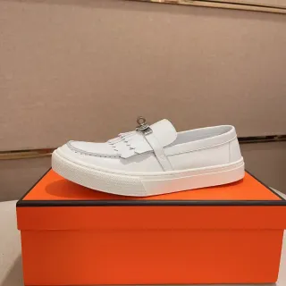 Hermès Oran 白色皮革流苏带平台乐福鞋