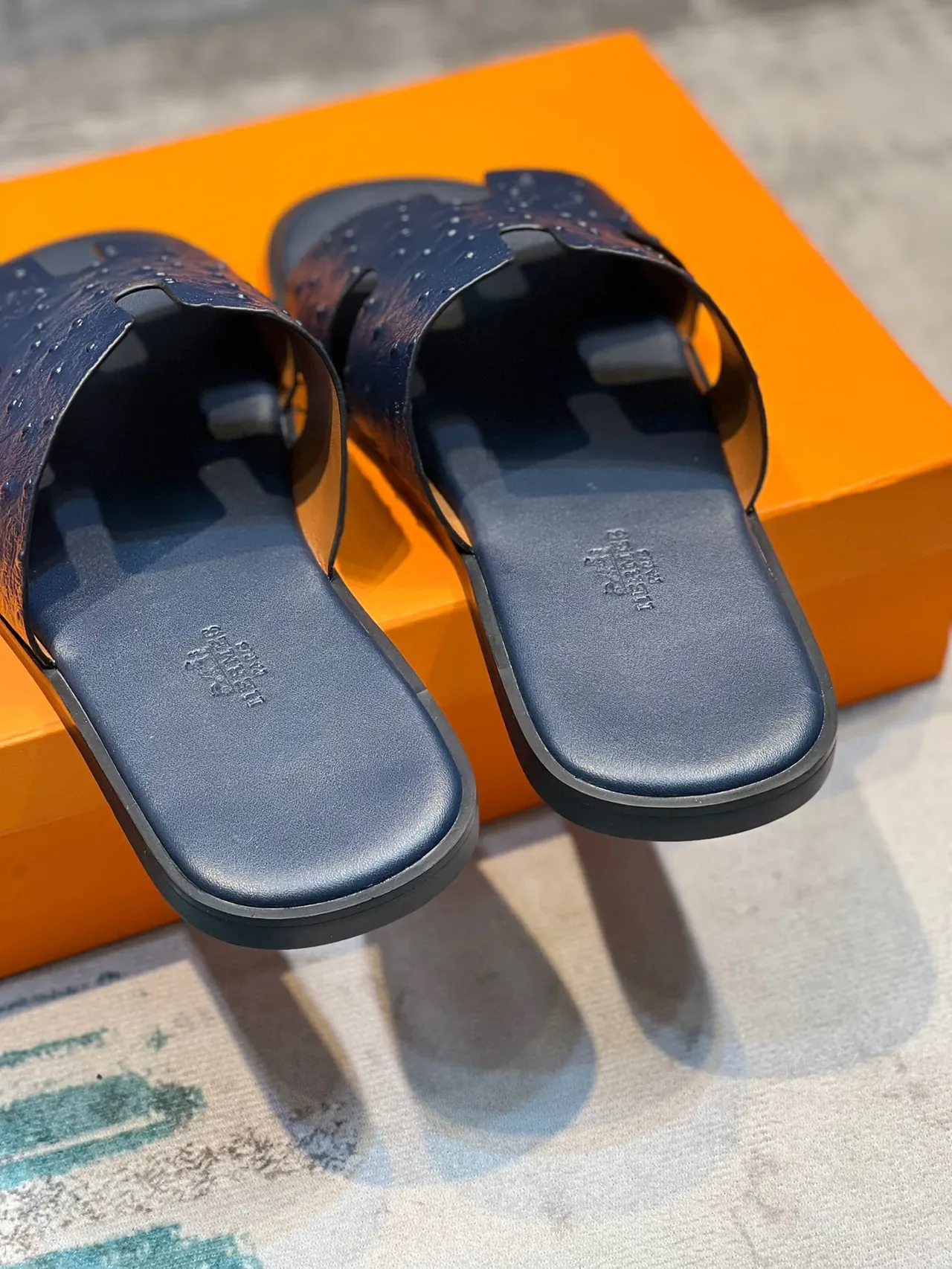 Hermès Oran Navy Couro de Avestruz Embossado H-Strap Chinelos 2
