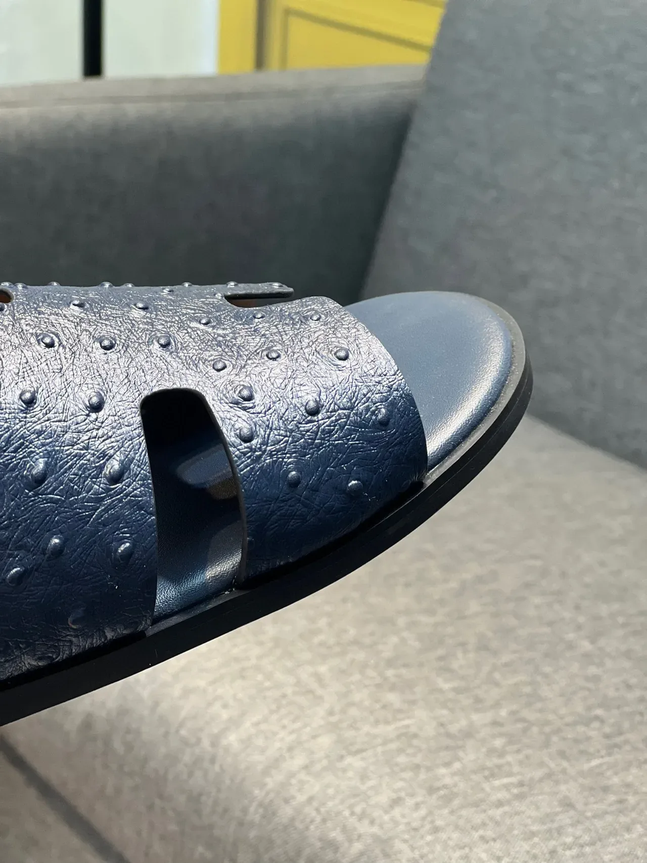 Hermès Oran Navy Couro de Avestruz Embossado H-Strap Chinelos 3