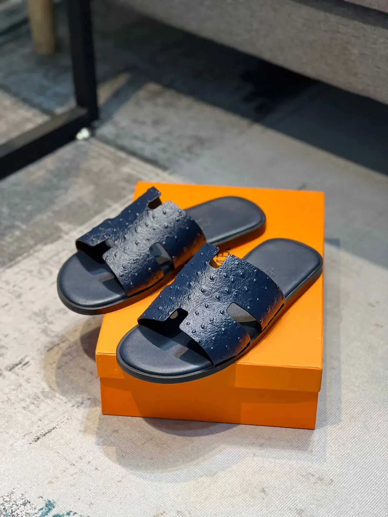 Hermès Oran Navy Couro de Avestruz Embossado H-Strap Chinelos 6