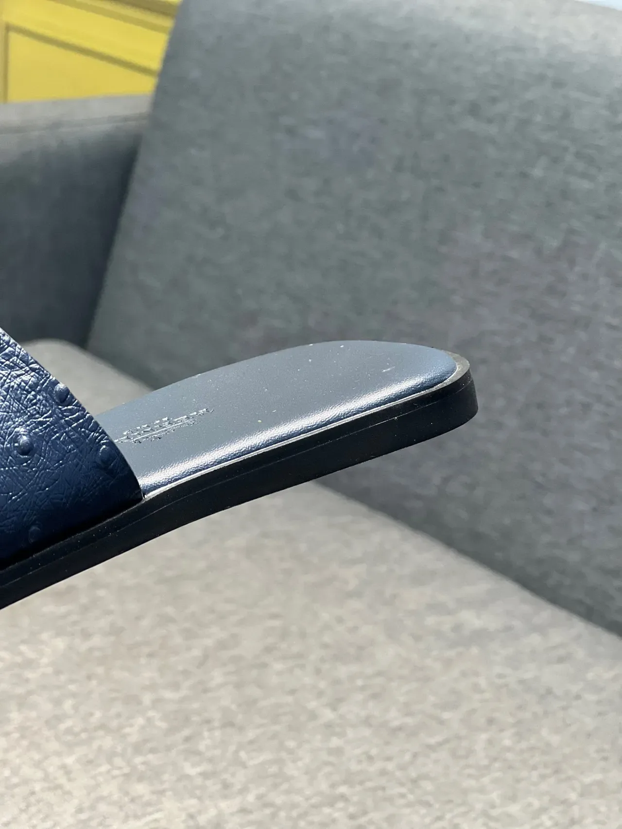 Hermès Oran Navy Couro de Avestruz Embossado H-Strap Chinelos 7
