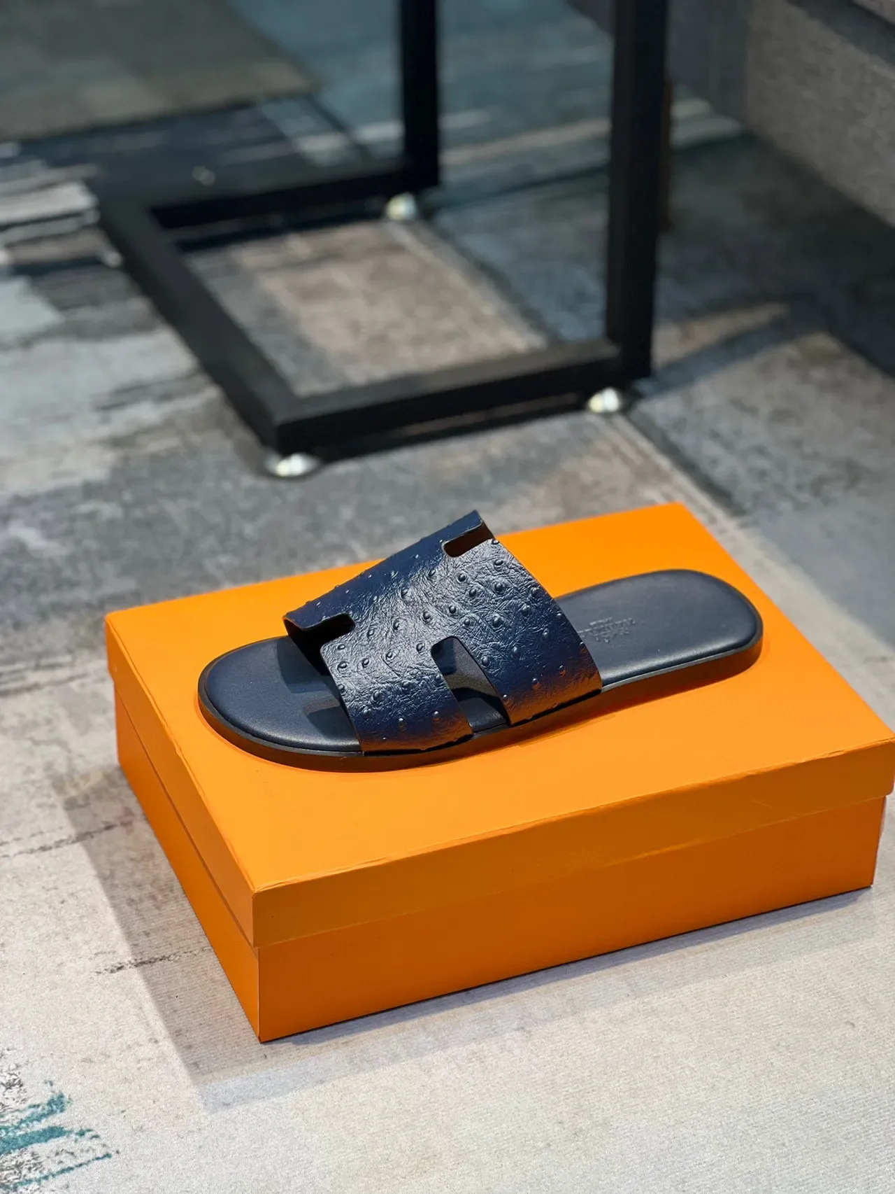 Hermès Oran Navy Couro de Avestruz Embossado H-Strap Chinelos 9