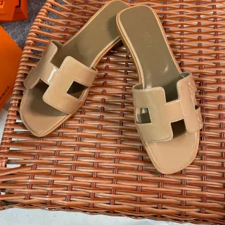 Hermès Oran Slide sandálias de couro patentado bege