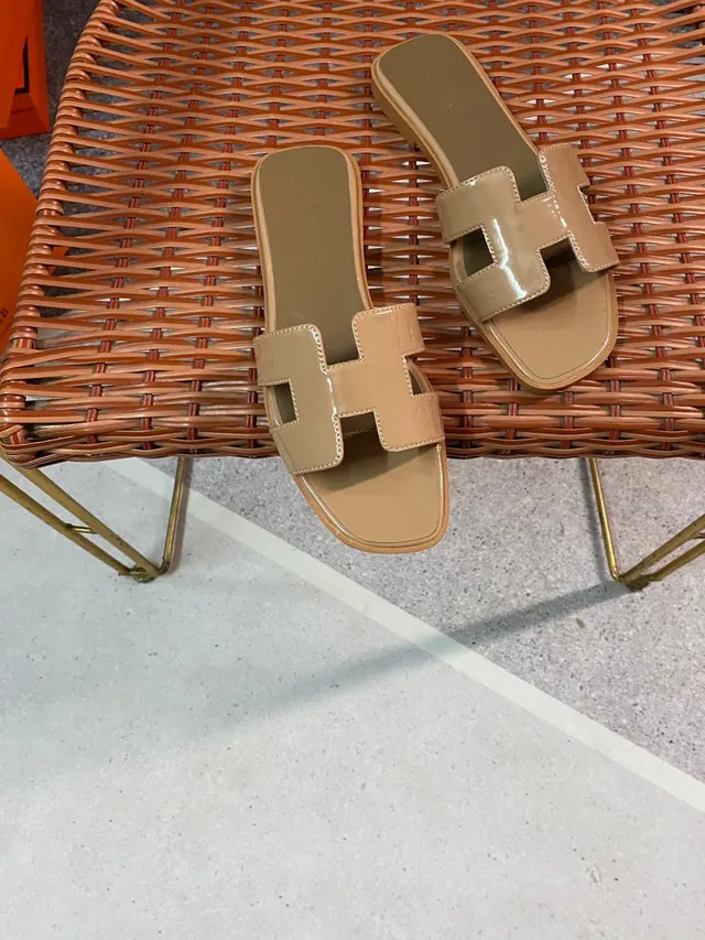Hermès Oran Slide mules en cuir verni beige 2