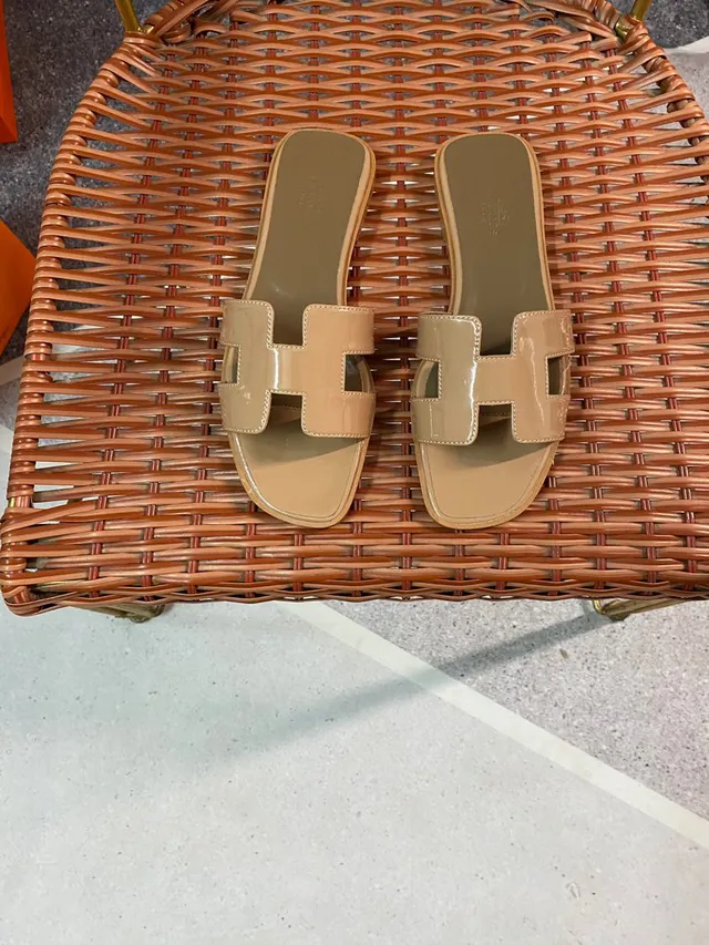 Hermès Oran Slide mules en cuir verni beige 3