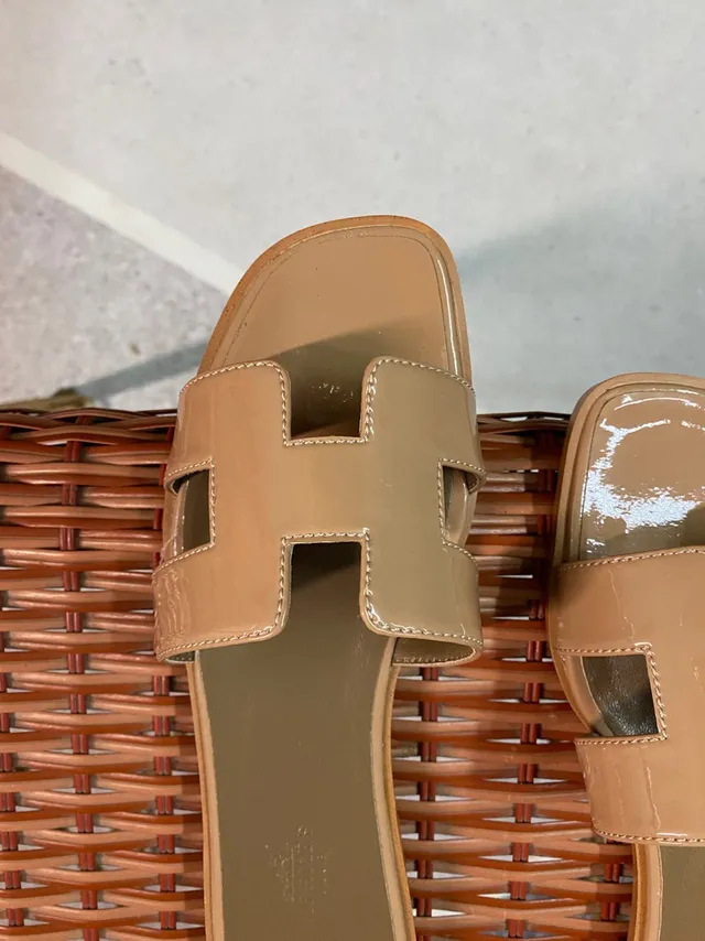 Hermès Oran Slide mules en cuir verni beige 4