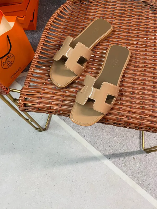 Hermès Oran Slide mules en cuir verni beige 5
