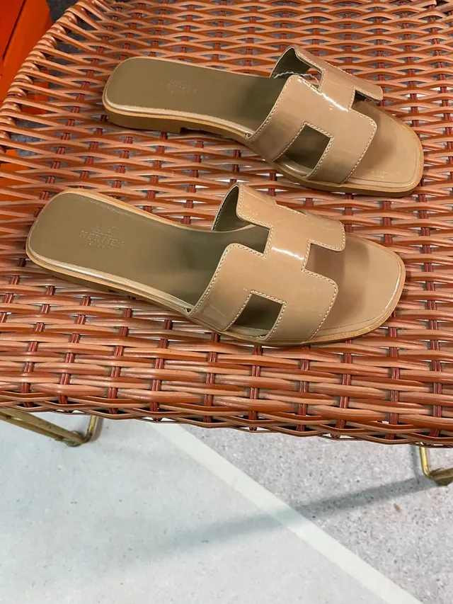 Hermès Oran Slide mules en cuir verni beige 6