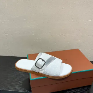 Hermès Oran نعال جلد أبيض مطبوع بنمط التمساح