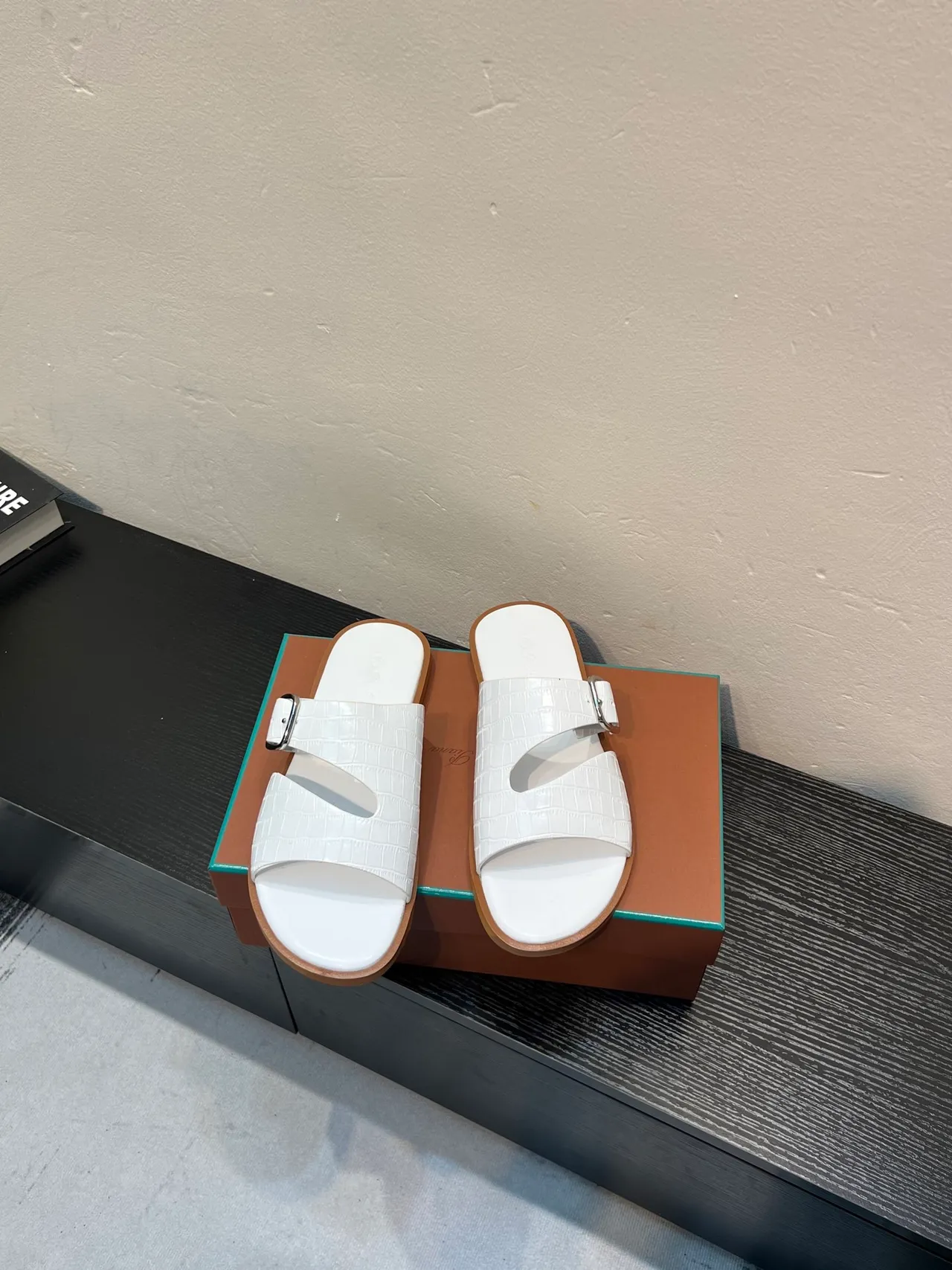 Hermès Oran Pantoufles en Cuir Blanc Embossé Crocodile 2