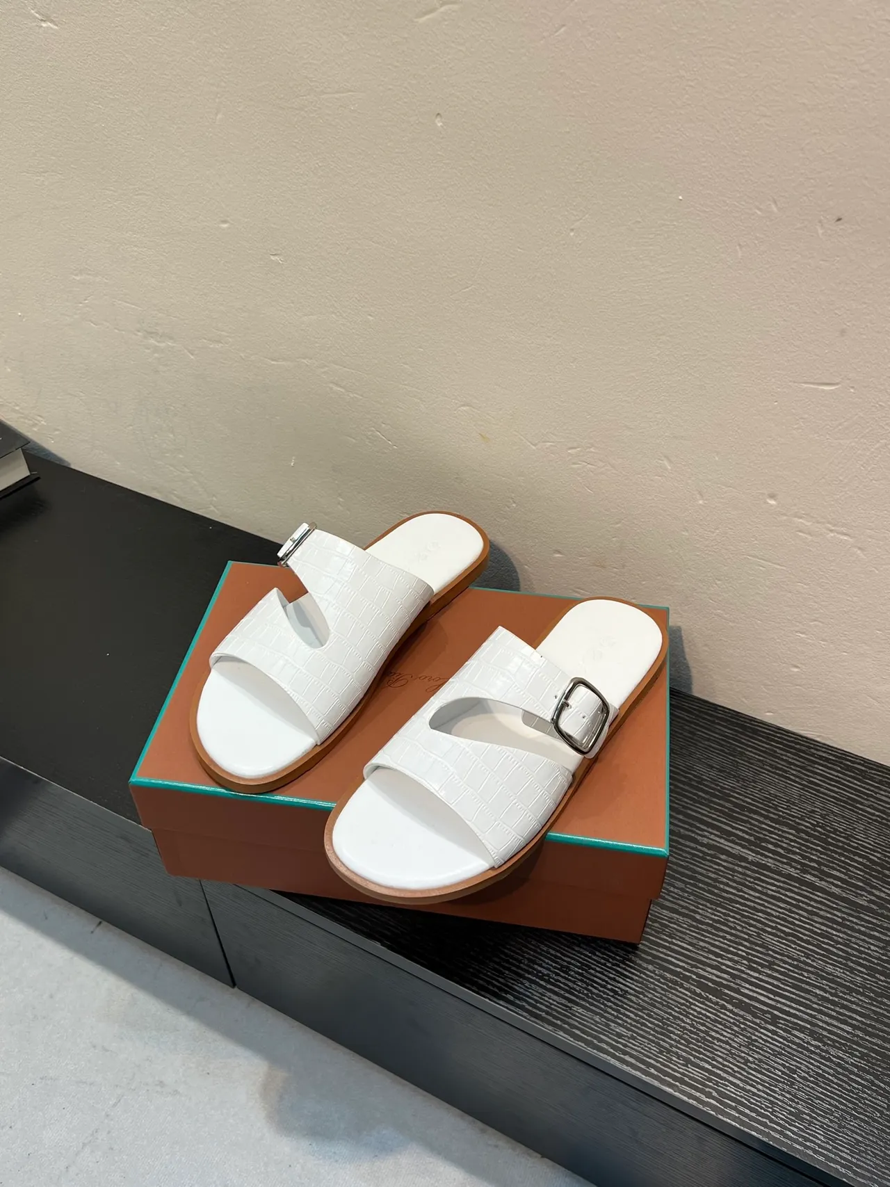 Hermès Oran Pantoufles en Cuir Blanc Embossé Crocodile 3