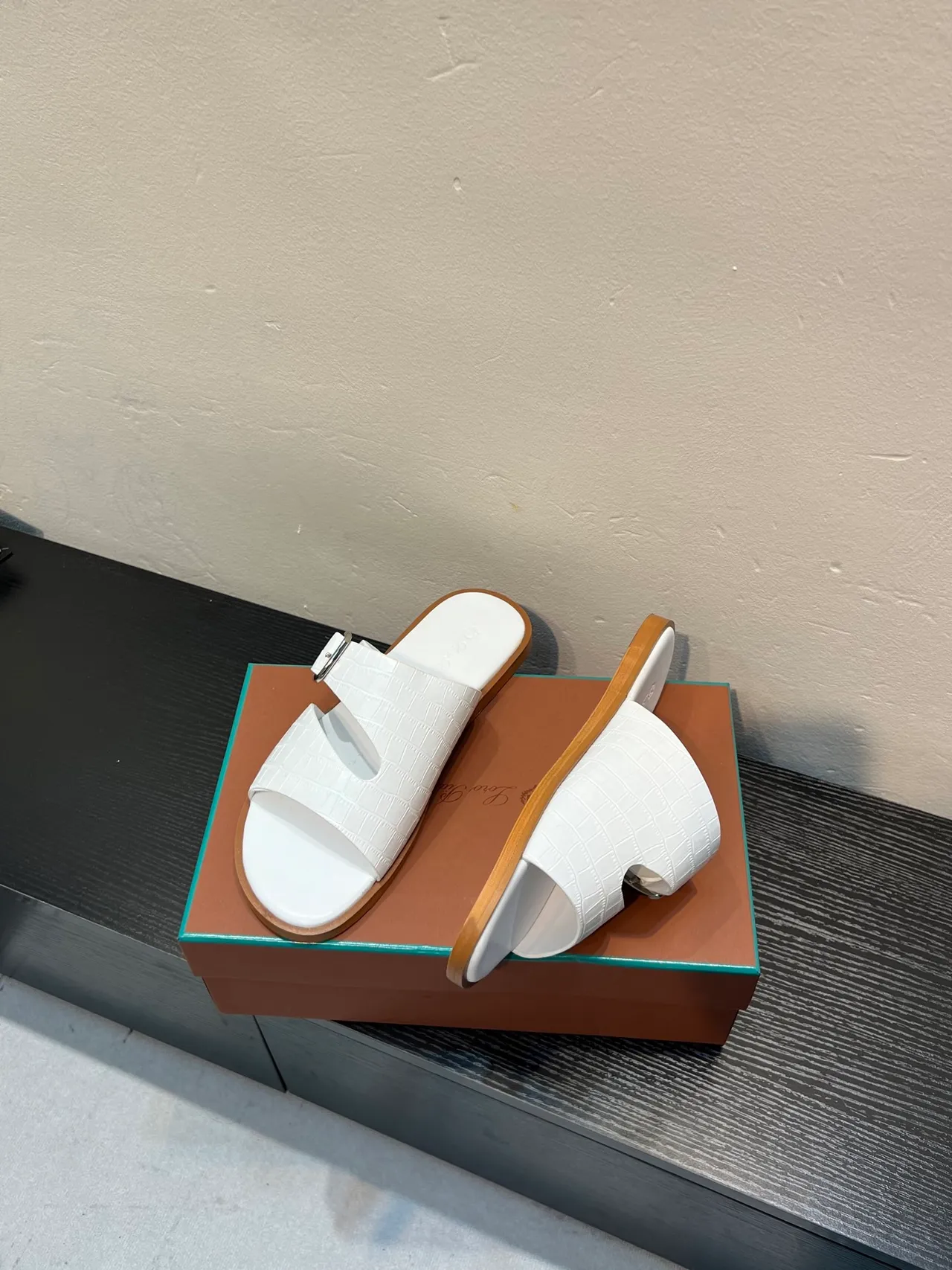 Hermès Oran Pantoufles en Cuir Blanc Embossé Crocodile 4