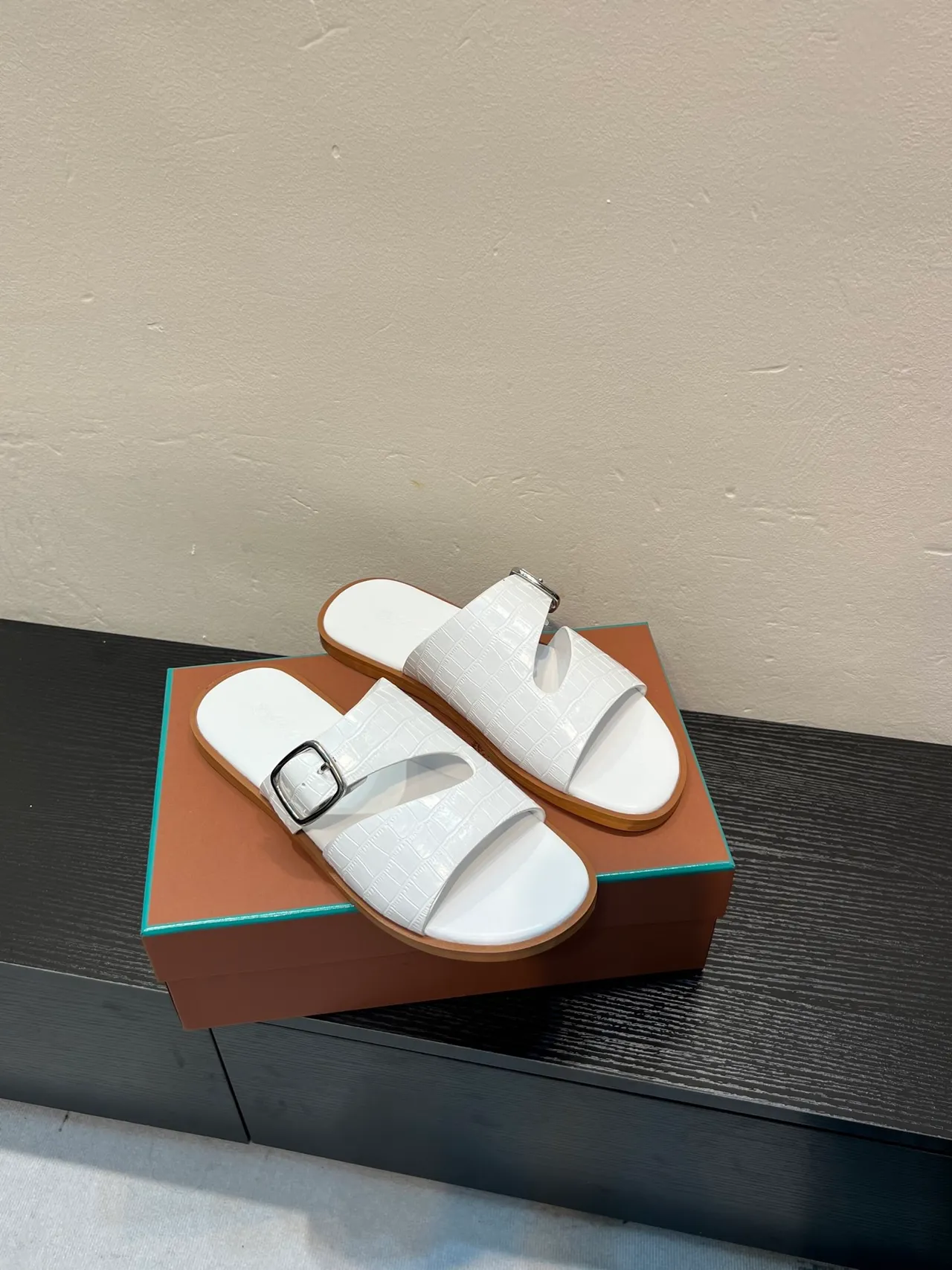 Hermès Oran Pantoufles en Cuir Blanc Embossé Crocodile 5