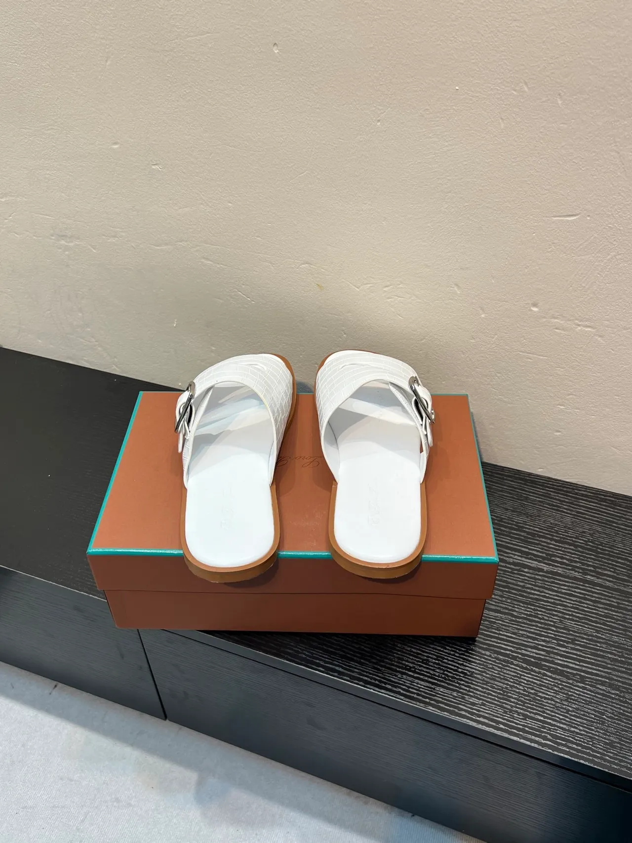 Hermès Oran Pantoufles en Cuir Blanc Embossé Crocodile 6
