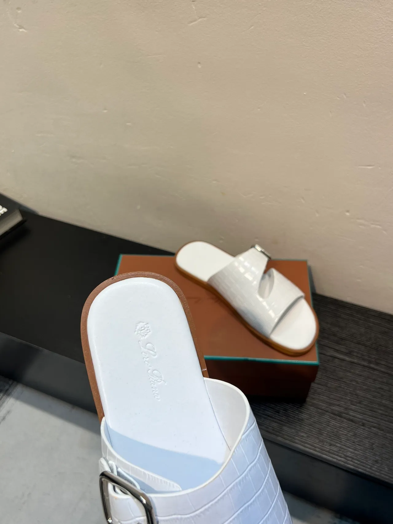 Hermès Oran Pantoufles en Cuir Blanc Embossé Crocodile 7