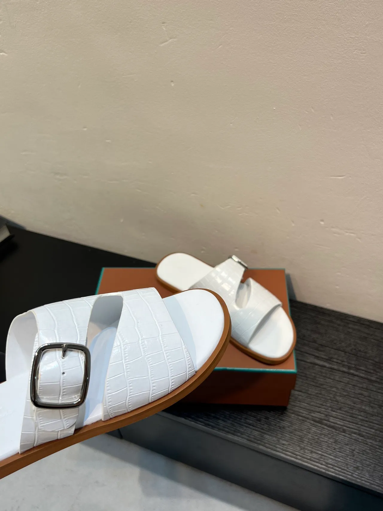 Hermès Oran Pantoufles en Cuir Blanc Embossé Crocodile 8