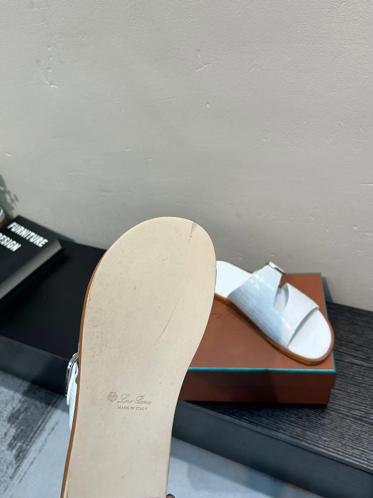Hermès Oran Pantoufles en Cuir Blanc Embossé Crocodile 9