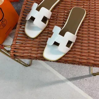 Hermès Oran Sandálias de couro branco brilhante com tirante H-Strap