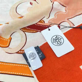Hermès नारंगी बेज मुद्रित घुड़सवारी मोटिफ सिलवाया-आउटलाइन डिटेलिंग रेशम स्कार्फ