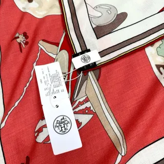 Hermès प्रिंटेड कार्टून मोटिफ लाल रेशम स्कार्फ