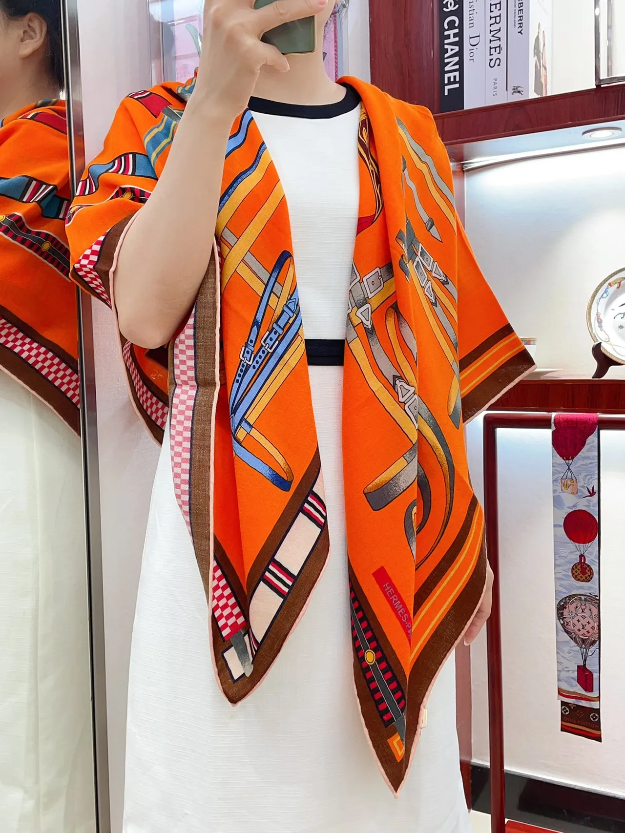Hermès ছাপানো ঘোড়সওয়ার নিদর্শন নারঙ্গী রেশম শাল 2