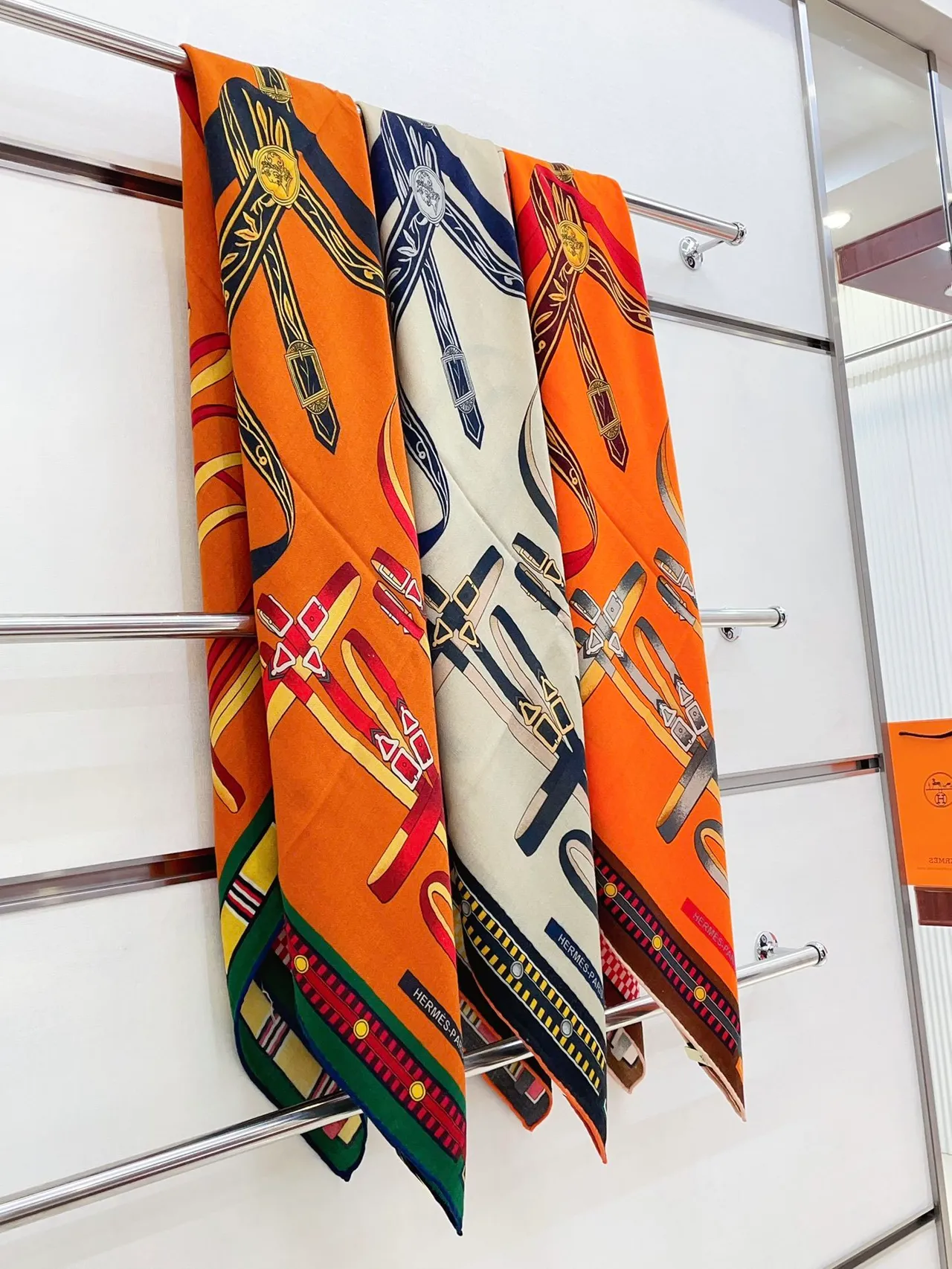 Hermès ছাপানো ঘোড়সওয়ার নিদর্শন নারঙ্গী রেশম শাল 4