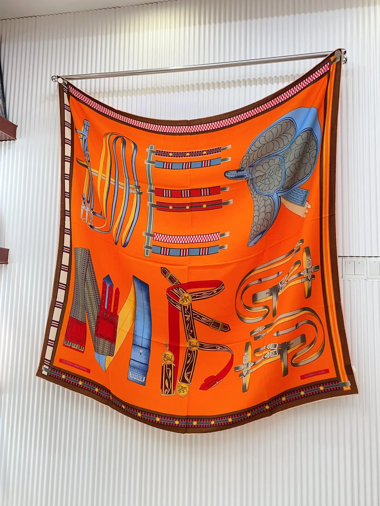 Hermès ছাপানো ঘোড়সওয়ার নিদর্শন নারঙ্গী রেশম শাল 6