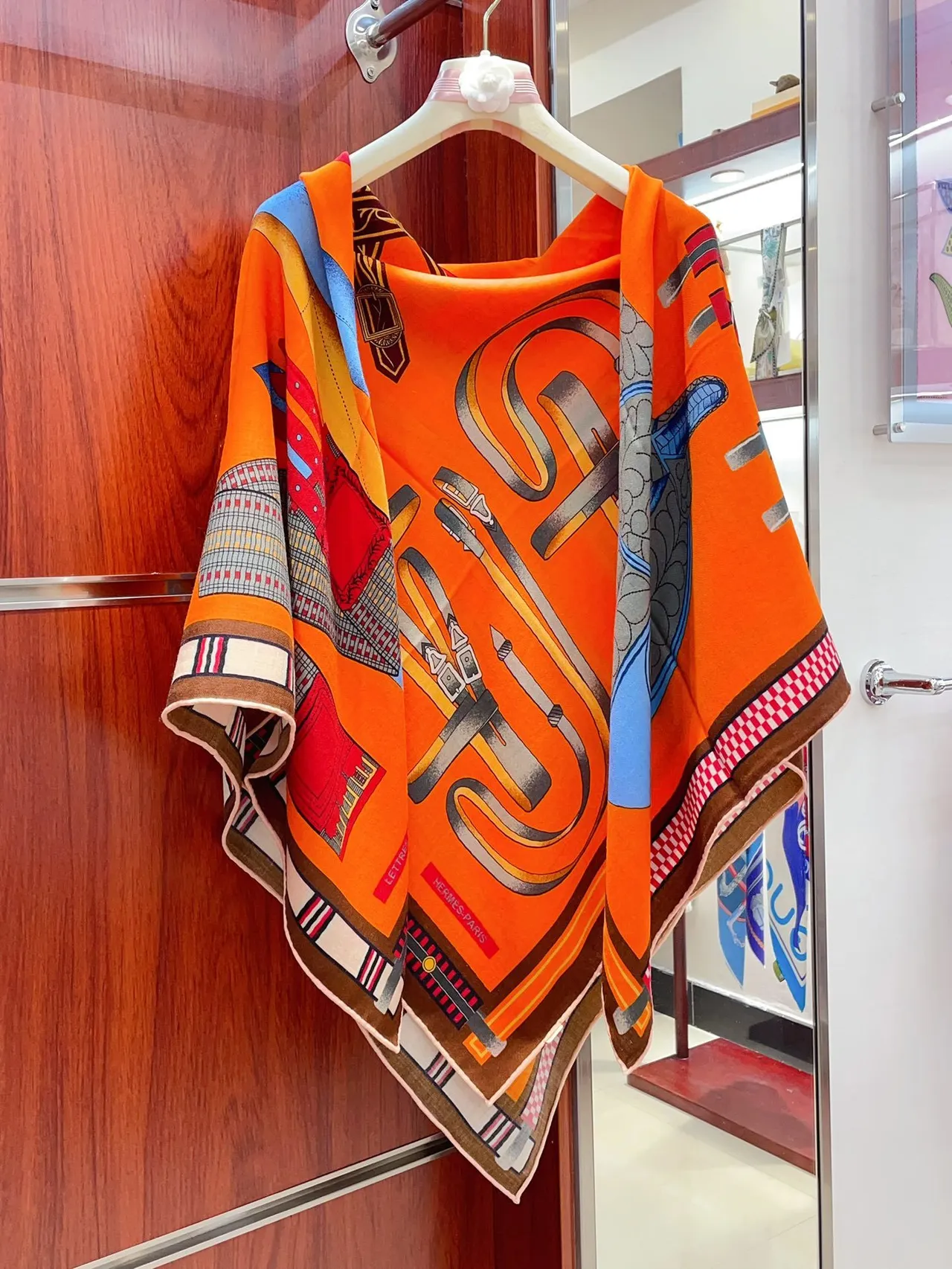 Hermès ছাপানো ঘোড়সওয়ার নিদর্শন নারঙ্গী রেশম শাল 7
