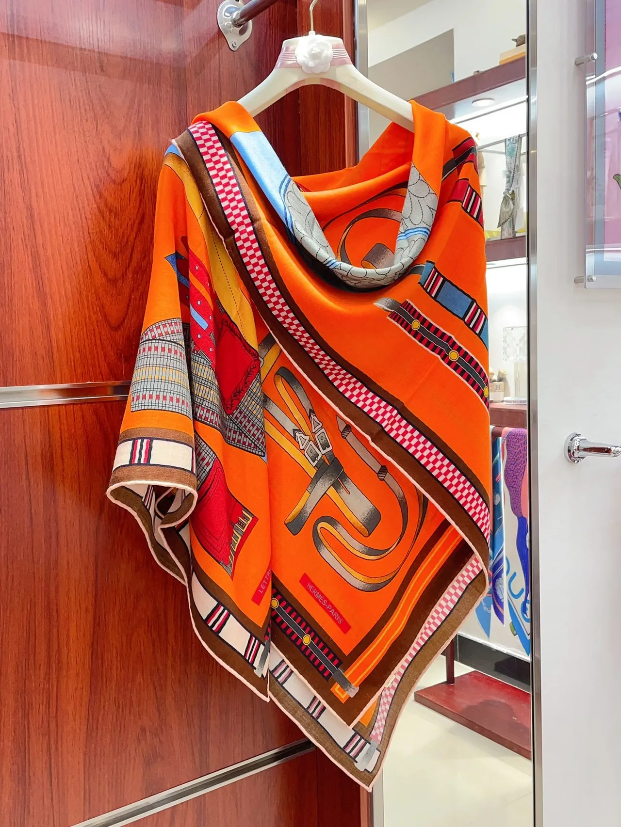 Hermès ছাপানো ঘোড়সওয়ার নিদর্শন নারঙ্গী রেশম শাল 8