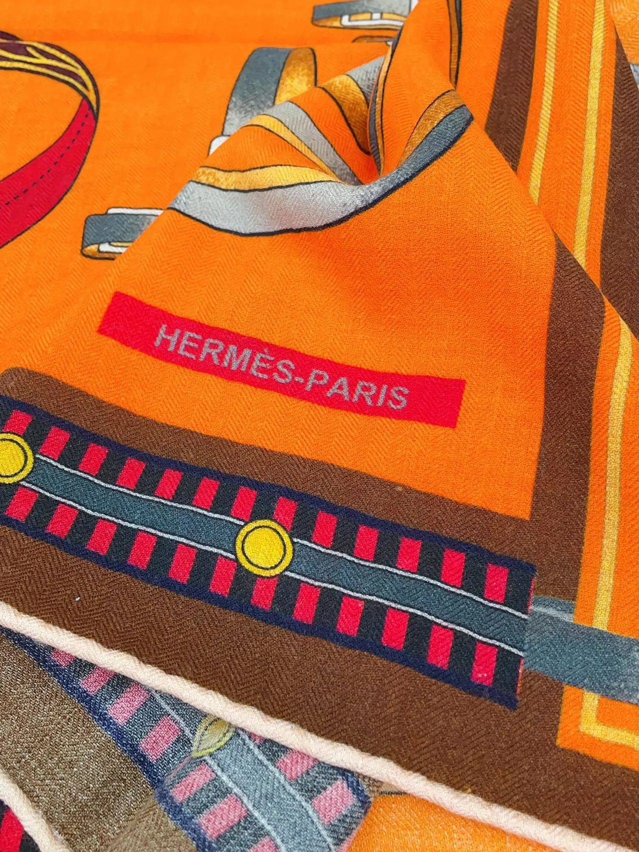 Hermès ছাপানো ঘোড়সওয়ার নিদর্শন নারঙ্গী রেশম শাল 9