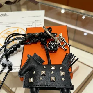 Hermès Rodeo Charm काला चांदी स्टड लेदर घोड़े की सिल्हूट हैंडबैग
