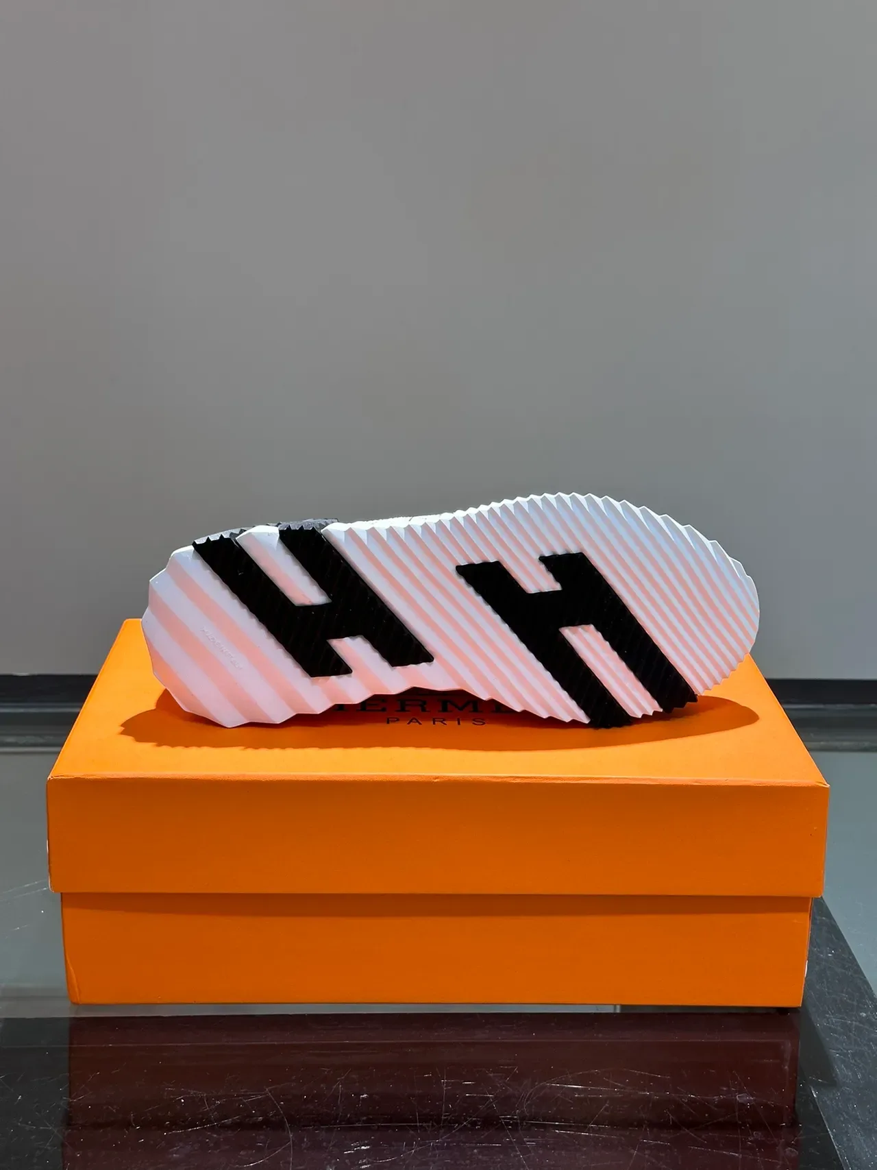 Hermès Run Away Low أبيض وأسود Lifestyle Sneakers 2