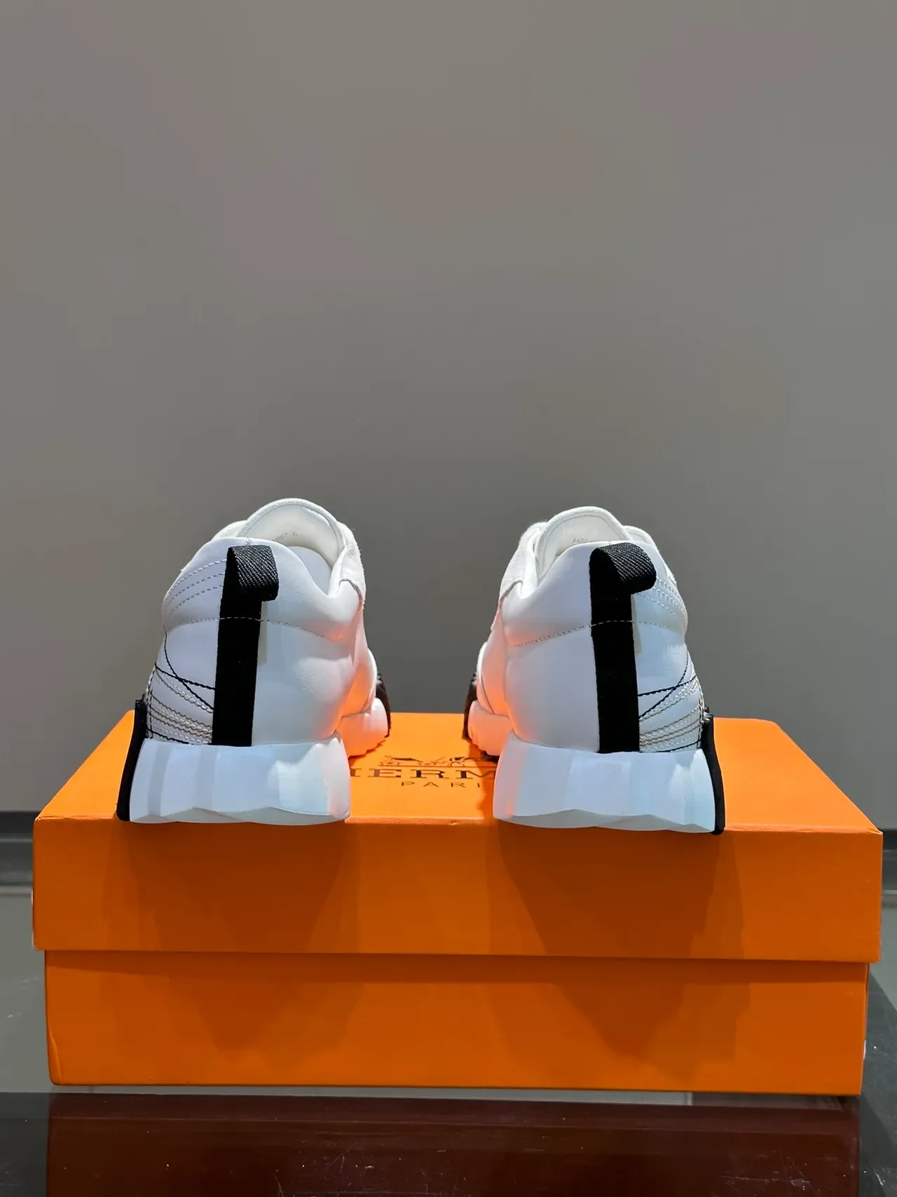 Hermès Run Away Low أبيض وأسود Lifestyle Sneakers 3