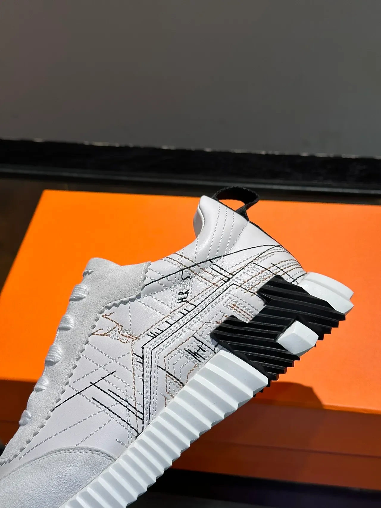 Hermès Run Away Low أبيض وأسود Lifestyle Sneakers 4