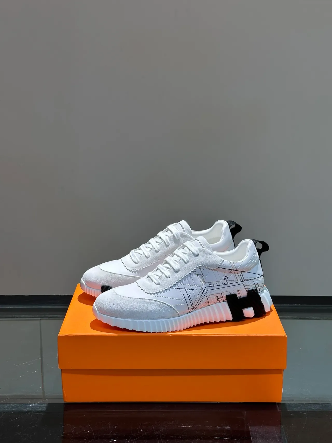 Hermès Run Away Low أبيض وأسود Lifestyle Sneakers 5