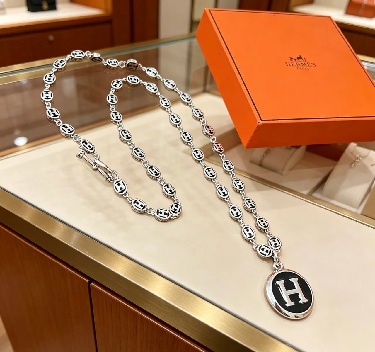 Collier Hermès Argent Noir Métal Émaillé Motif H 2