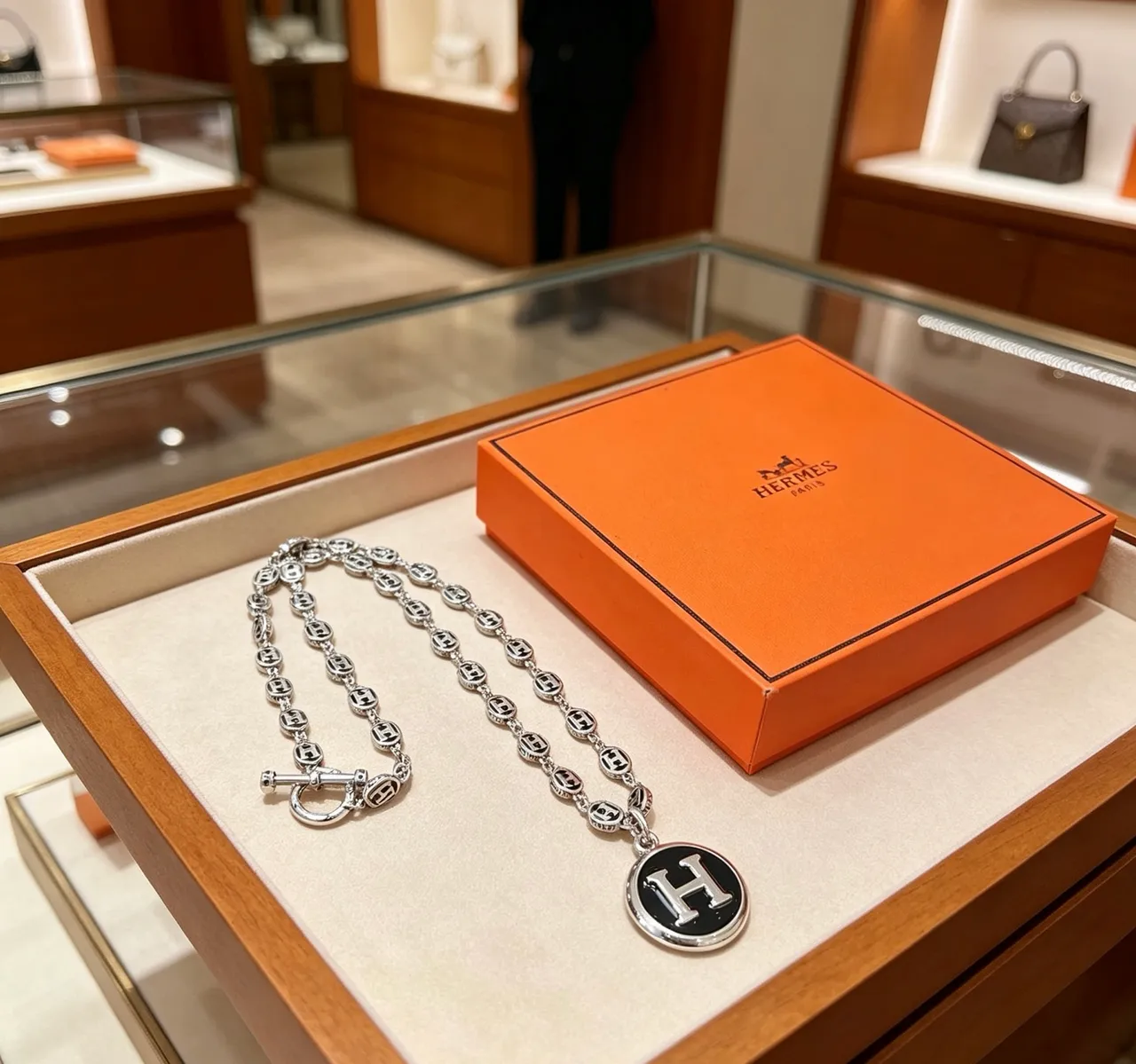 Collier Hermès Argent Noir Métal Émaillé Motif H 3