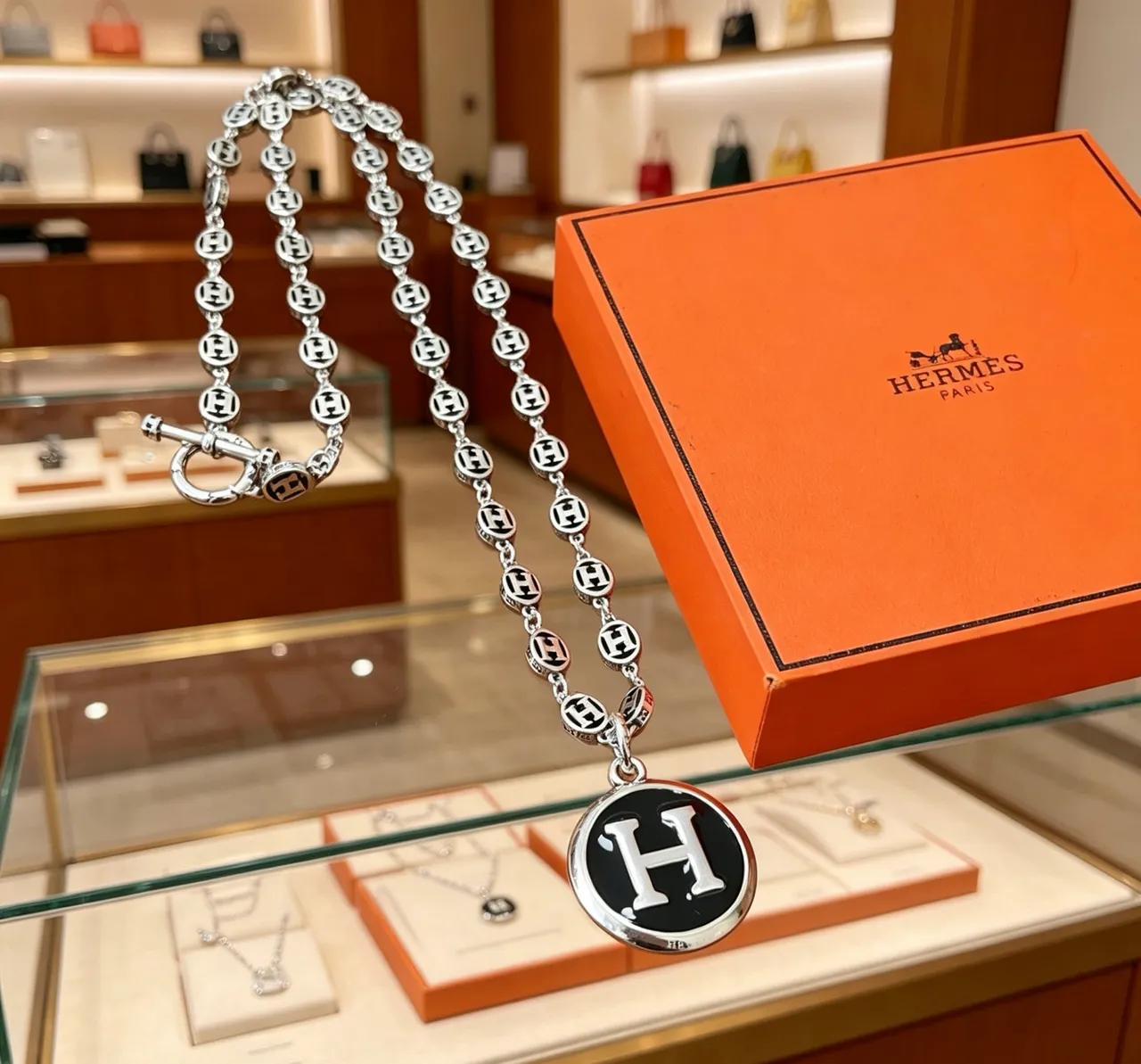 Collier Hermès Argent Noir Métal Émaillé Motif H 4