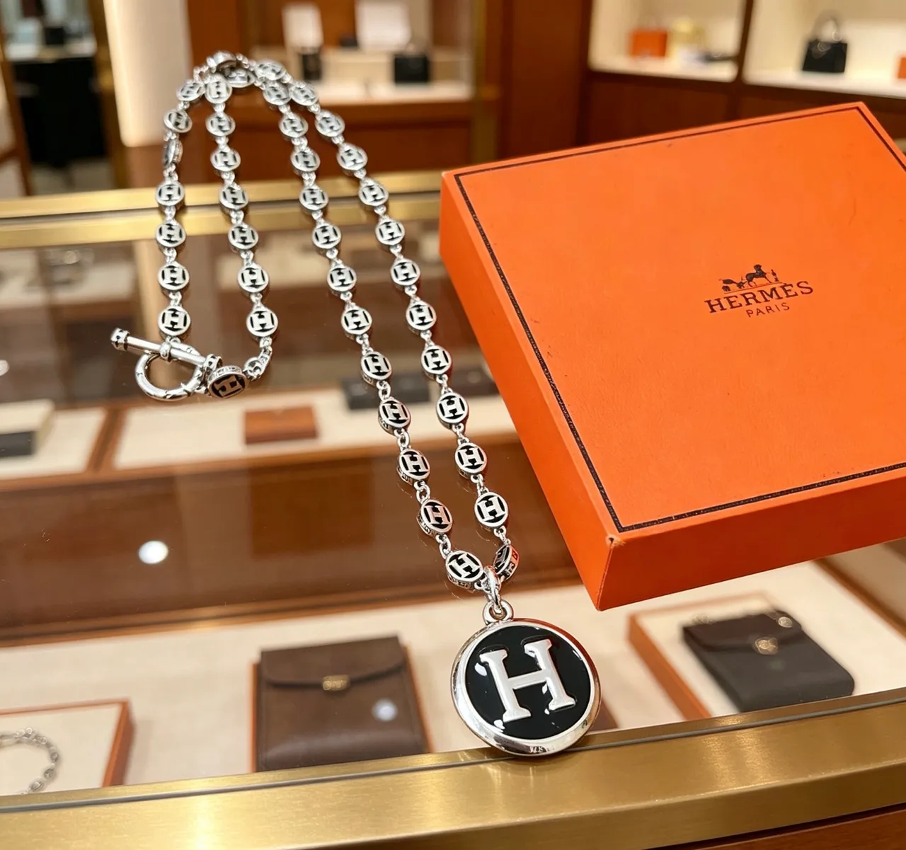 Collier Hermès Argent Noir Métal Émaillé Motif H 6