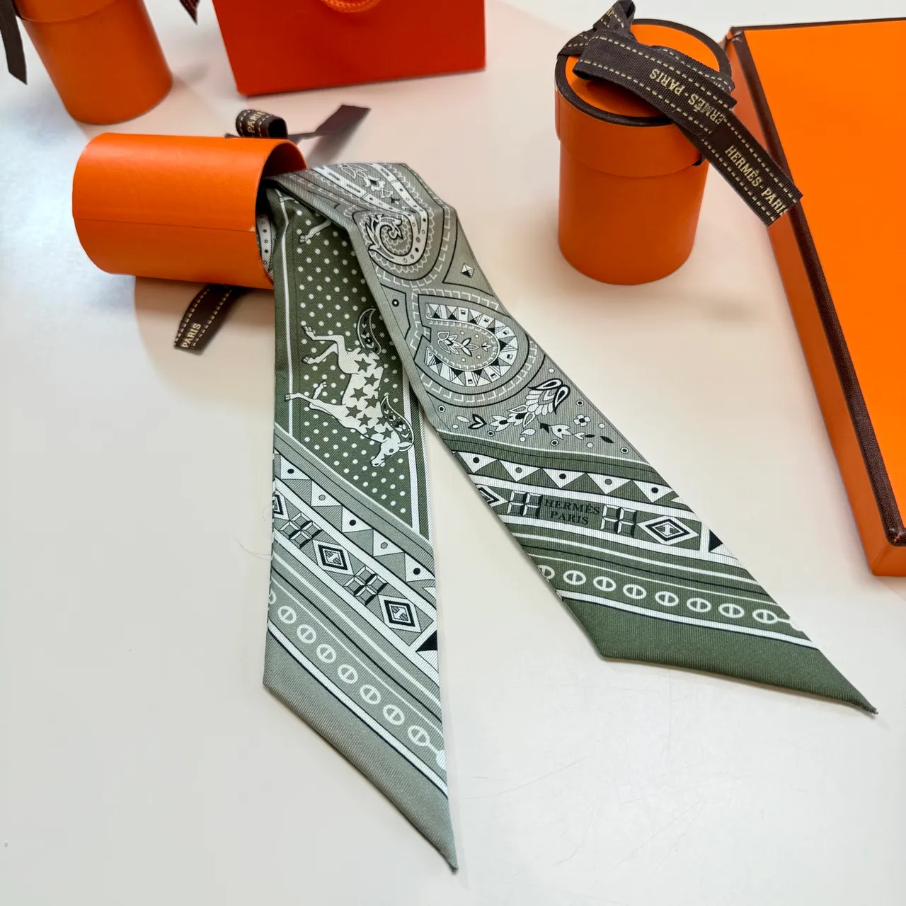 Hermès Twilly Vert et Blanc Étroit Allongé Silhouette Imprimé Paisley et Motifs Équestres Écharpe de Soie 4