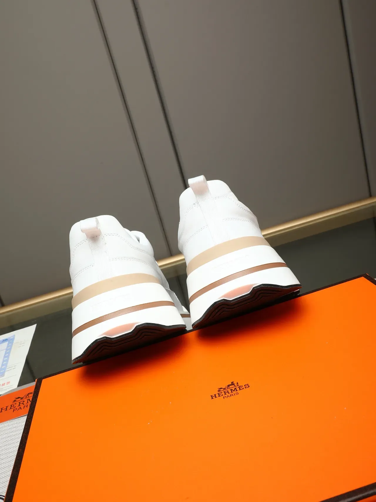 Hermès सफेद भूरा चमड़े की ऊपरी सतह घुंसी बहुस्तरीय तल स्नीकर्स 4