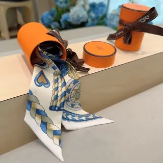 Hermès सफेद नीली प्रिंटेड संकरी रेशम स्कार्फ
