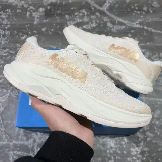 Hoka Clifton Beige Gold इंजीनियरिंग निट ऊपरी नक्काशीदार मिडसोल दौड़ने के जूते