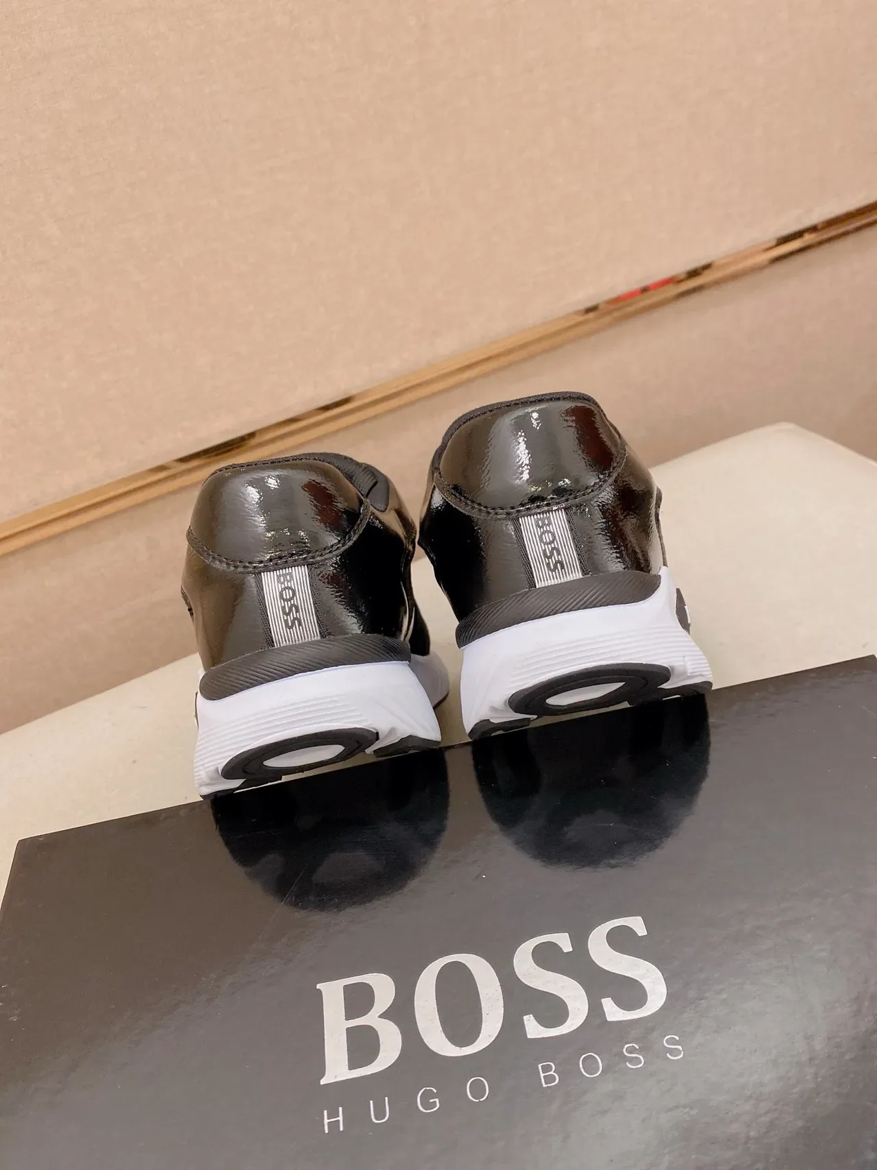 Tênis Hugo Boss Preto e Dourado Mista Malha e Couro Patentado Placa de Marca 3