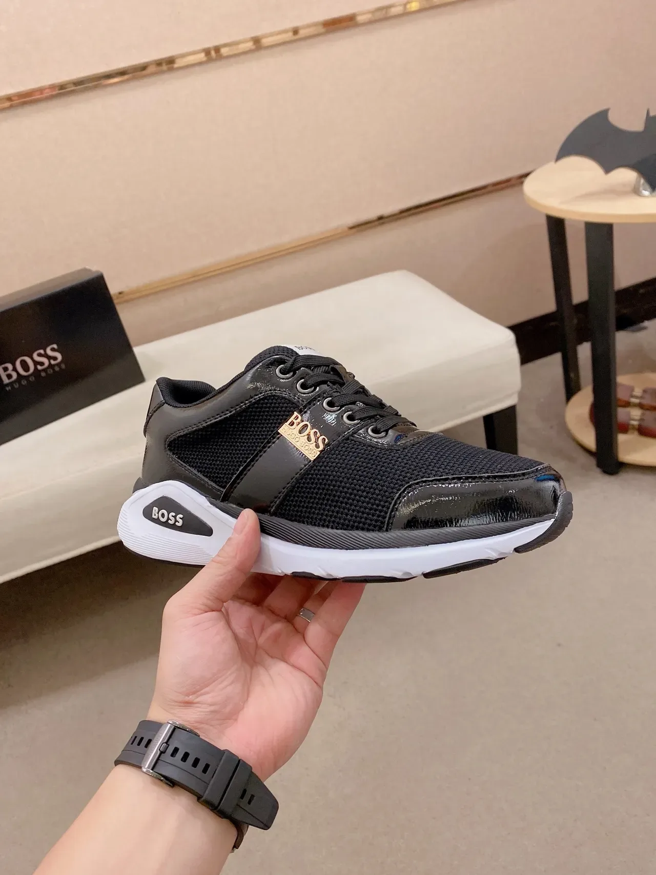 Tênis Hugo Boss Preto e Dourado Mista Malha e Couro Patentado Placa de Marca 4