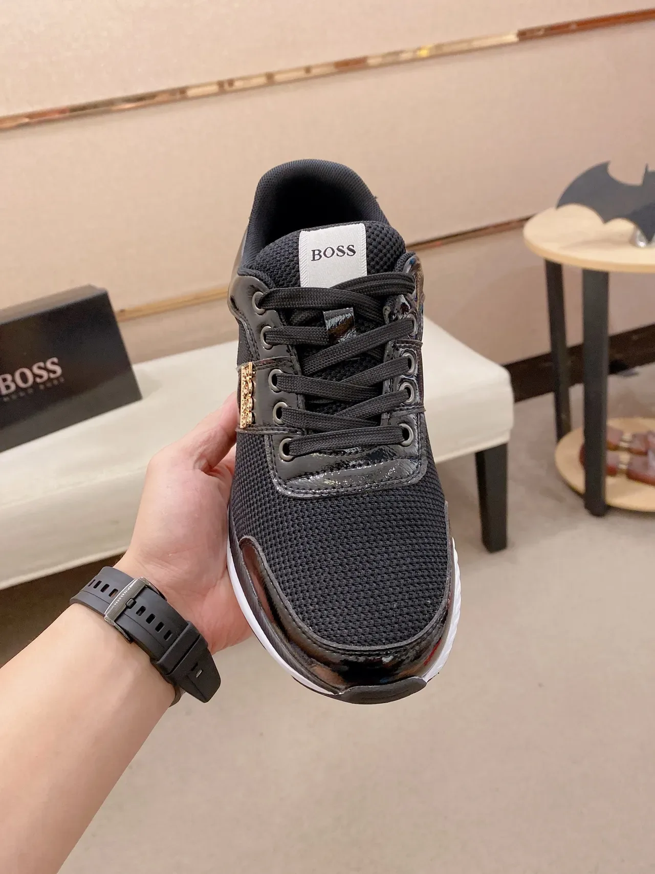 Tênis Hugo Boss Preto e Dourado Mista Malha e Couro Patentado Placa de Marca 5