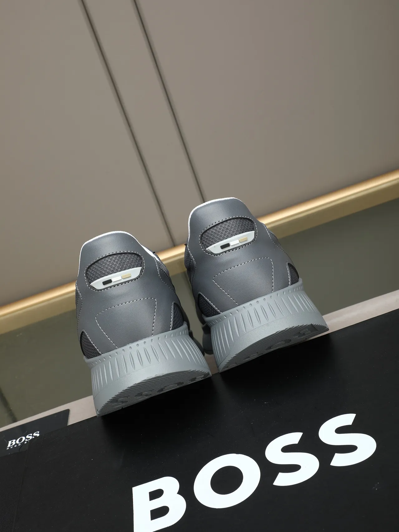 Hugo Boss رمادي أبيض جلد مثقوب علوي لوح شبكي لمسات أحذية رياضية أسلوب حياة 3