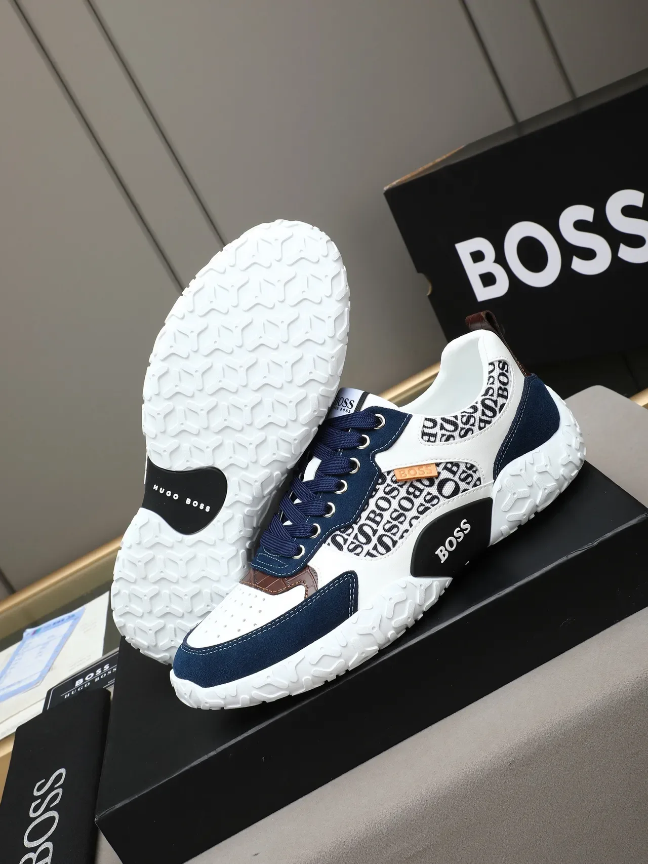 Hugo Boss 印花海军蓝和白色生活方式运动鞋 4