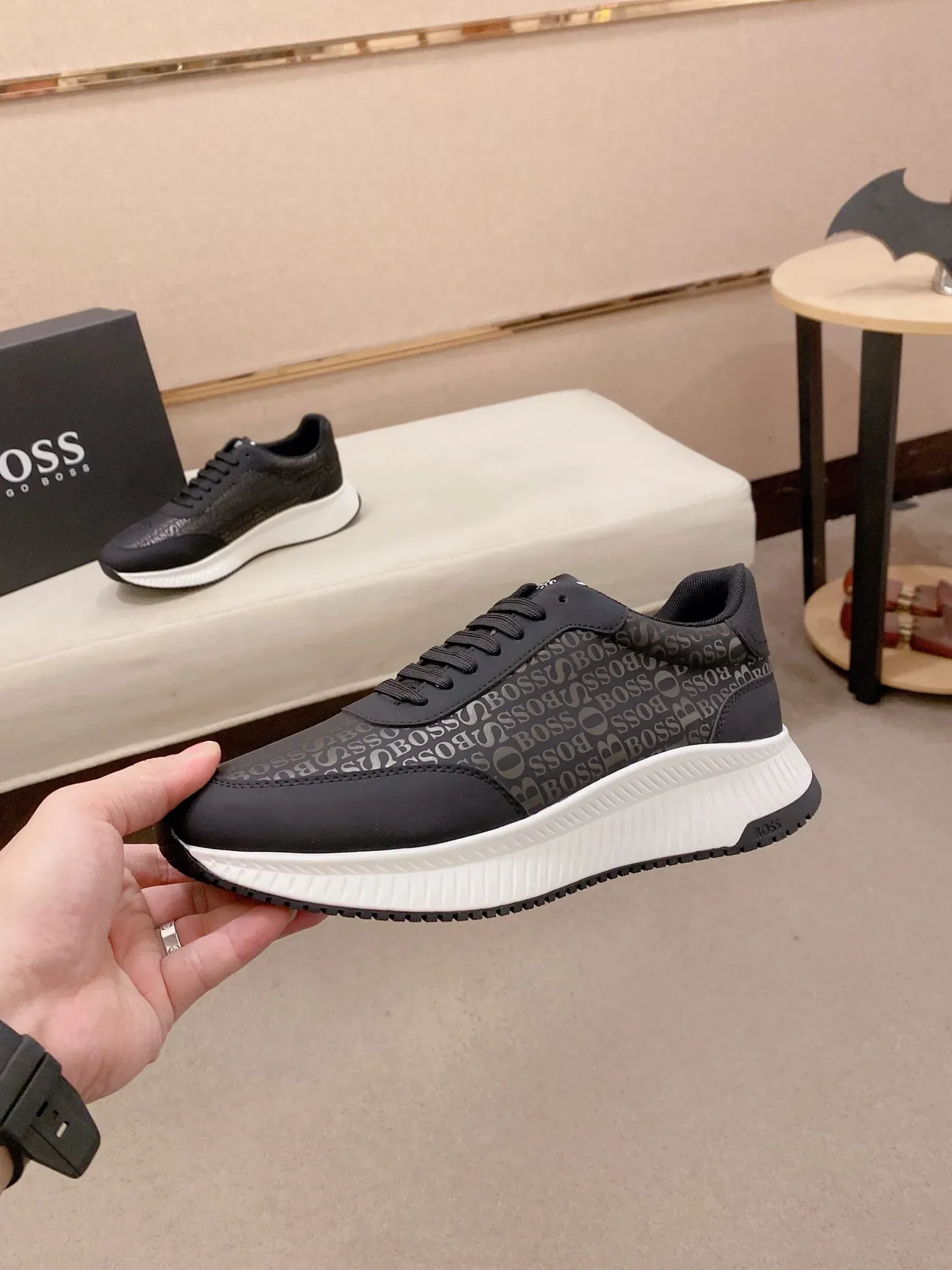 Hugo Boss লোগো সহ কালো এবং সাদা লাইফস্টাইল স্নিকার্স 3